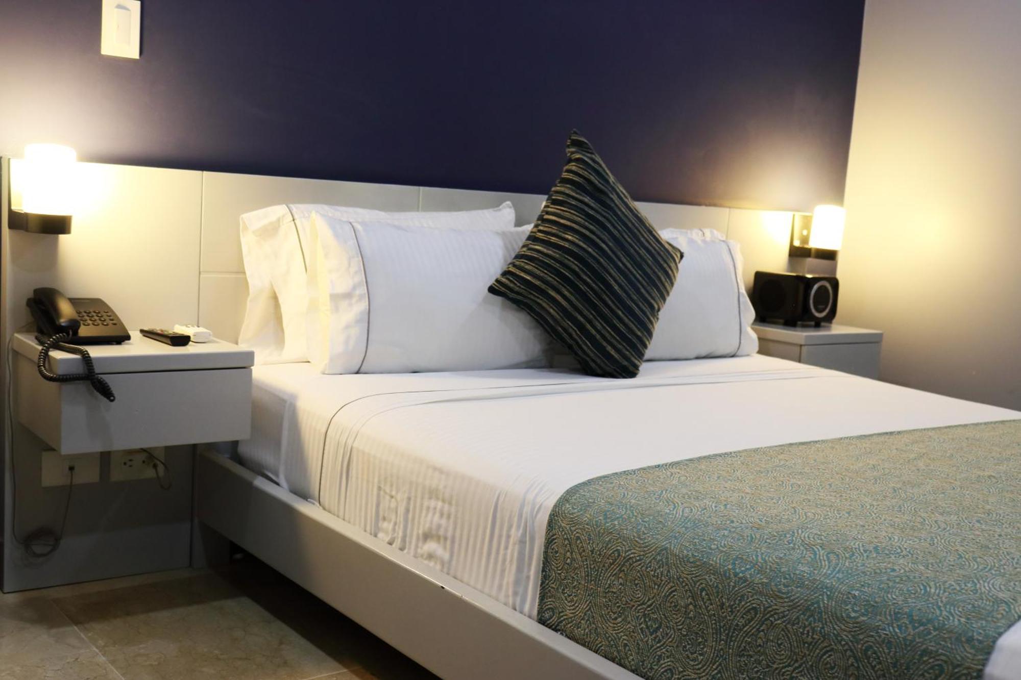Hotel Lleras 10 Меделин Екстериор снимка